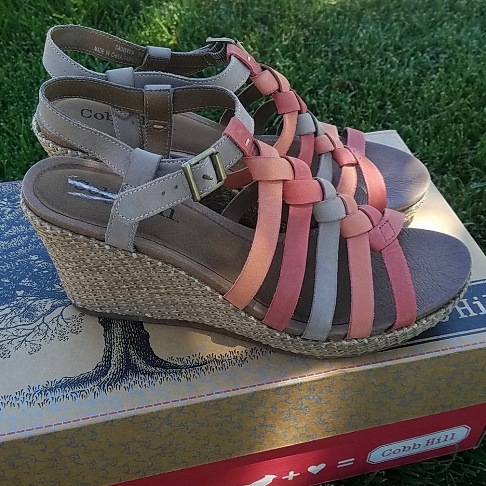 New in box Cute wedges - Picture 4 of 8